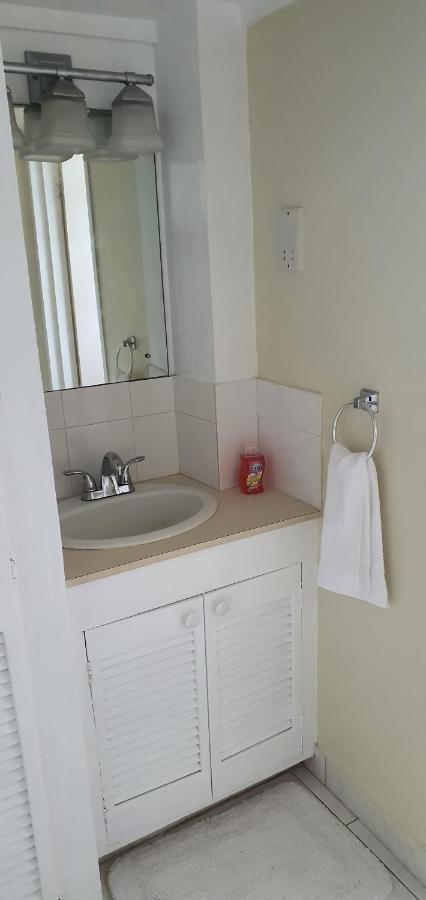 Hastings Towers 4D - Studio Apt Opp Beach Bridgetown Buitenkant foto