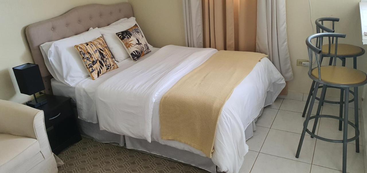 Hastings Towers 4D - Studio Apt Opp Beach Bridgetown Buitenkant foto