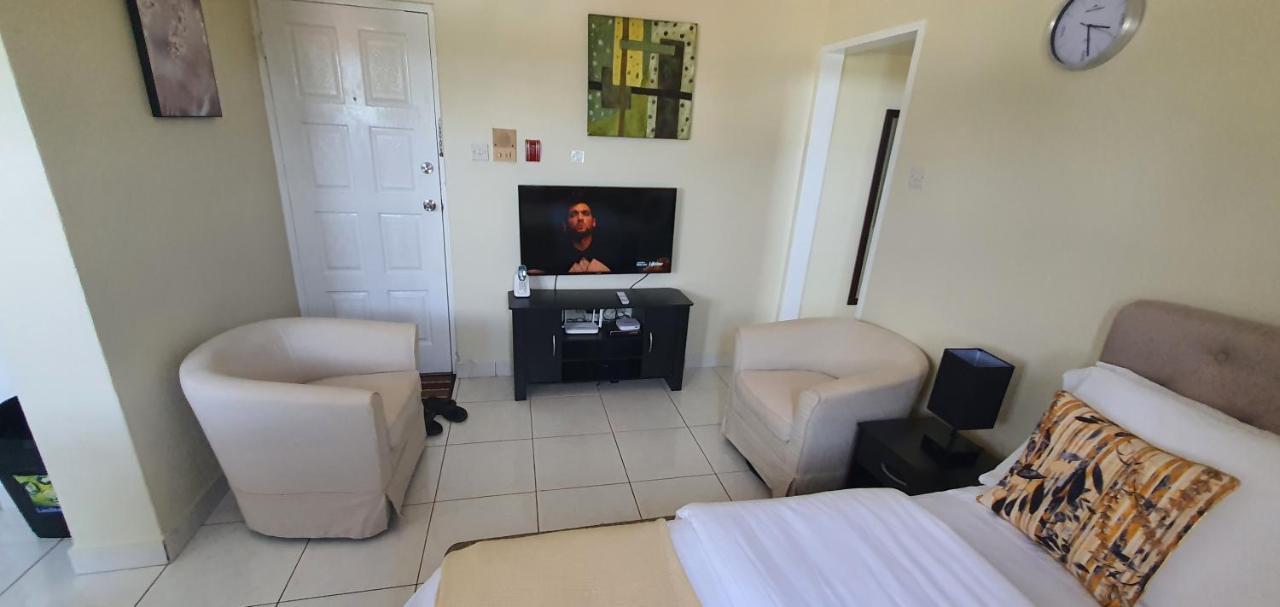 Hastings Towers 4D - Studio Apt Opp Beach Bridgetown Buitenkant foto